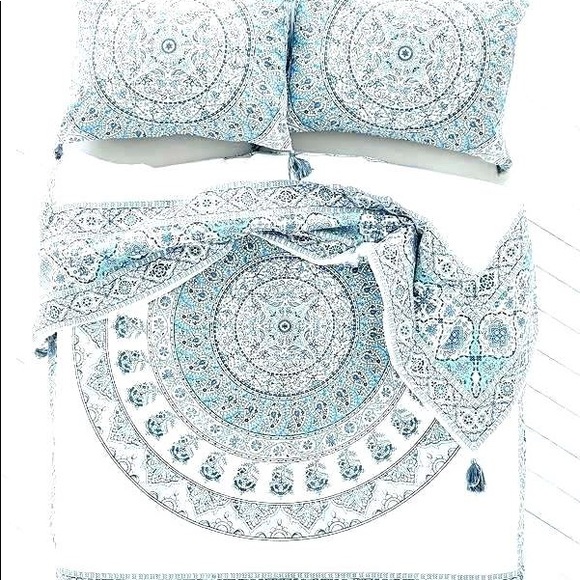 SALE URBAN OUTFITTER TWIN SIZE MEDALLION COMFORTER - Picture 2 of 8